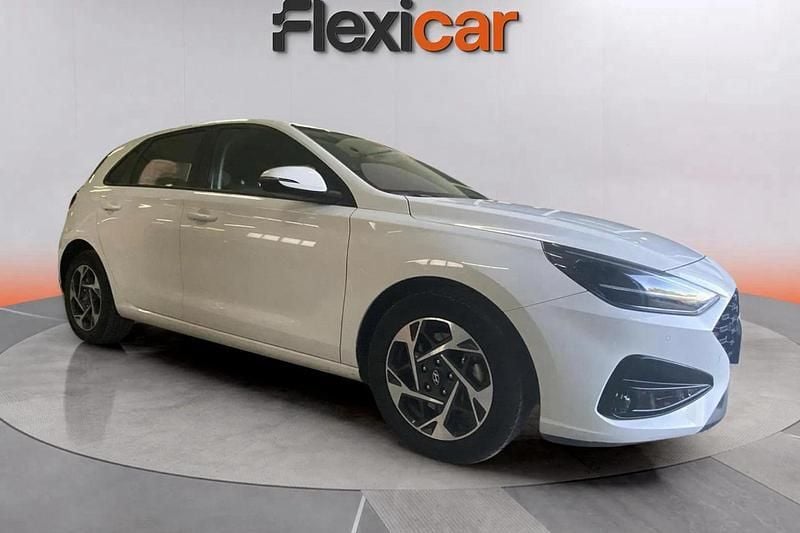 Blanco Usado 2024 Hyundai i30 Berlina | 18.990 € (Precio justo) - Imagen 1/4