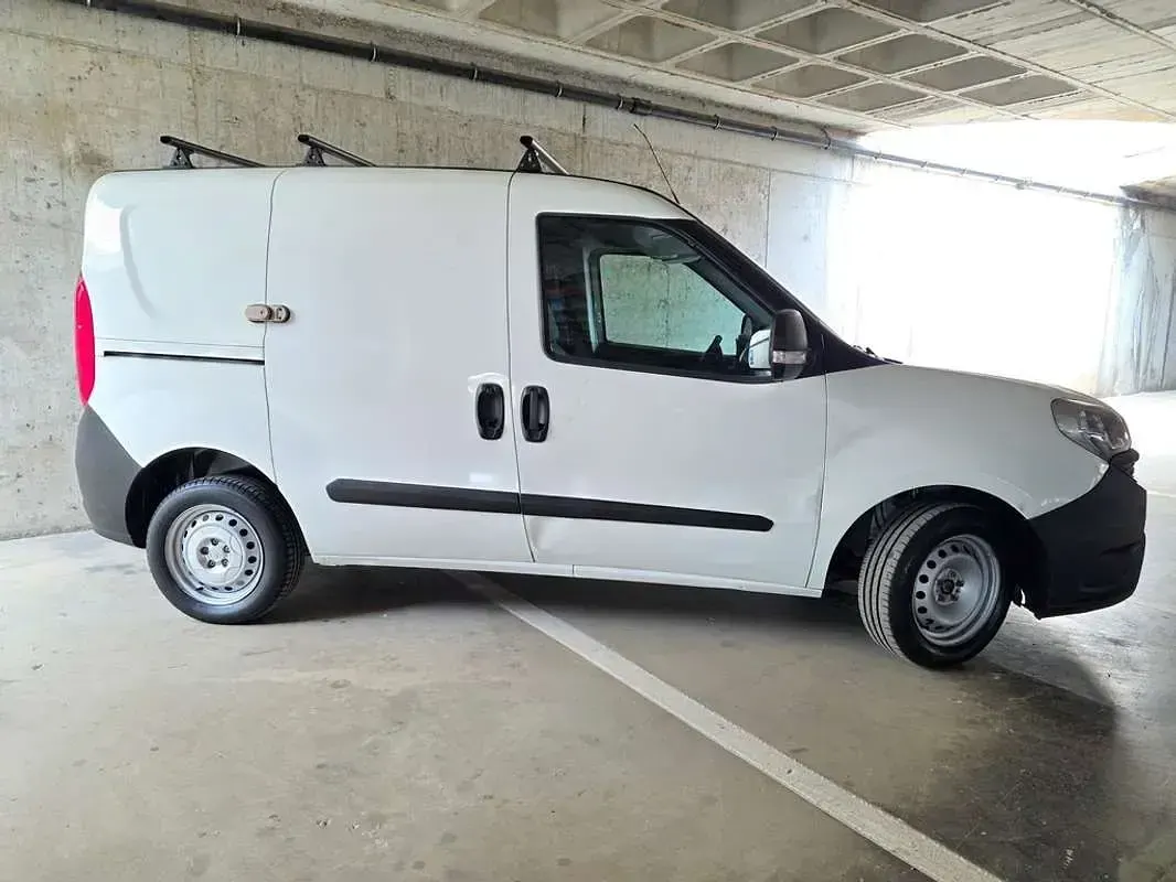 Usado Fiat Doblò 90 CV (66 kW) 2017 Blanco Monovolumen