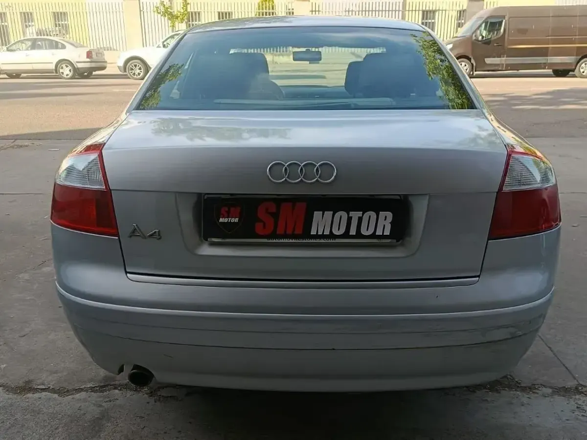 Usado Audi A4 130 CV (95 kW) 2003 Gris / plata Berlina