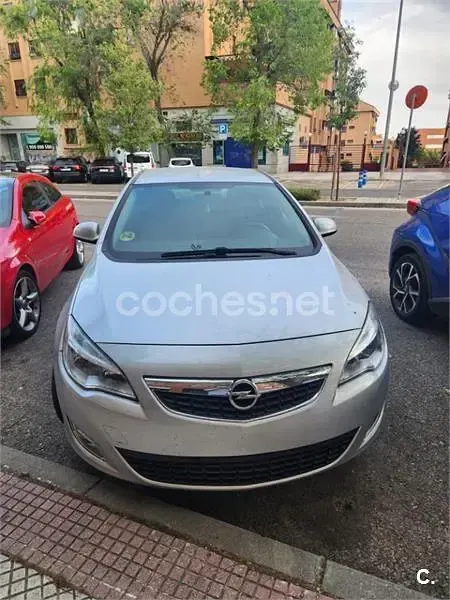 Usado Opel Astra Enjoy 110 CV (80 kW) 2012 Gris / plata Berlina