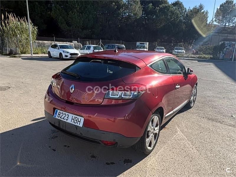 Usado Renault Mégane Dynamique 105 CV (77 kW) 2011 Granate Berlina