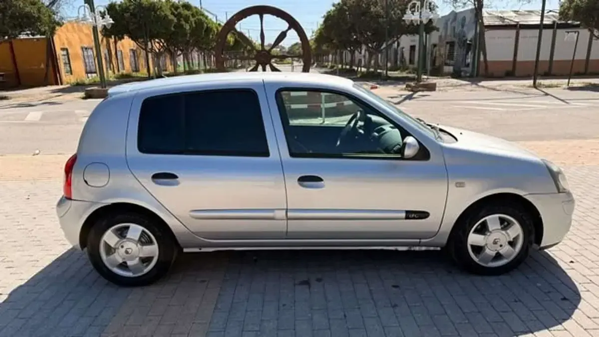 Usado Renault Clio 80 CV (58 kW) 2005 Gris Utilitario