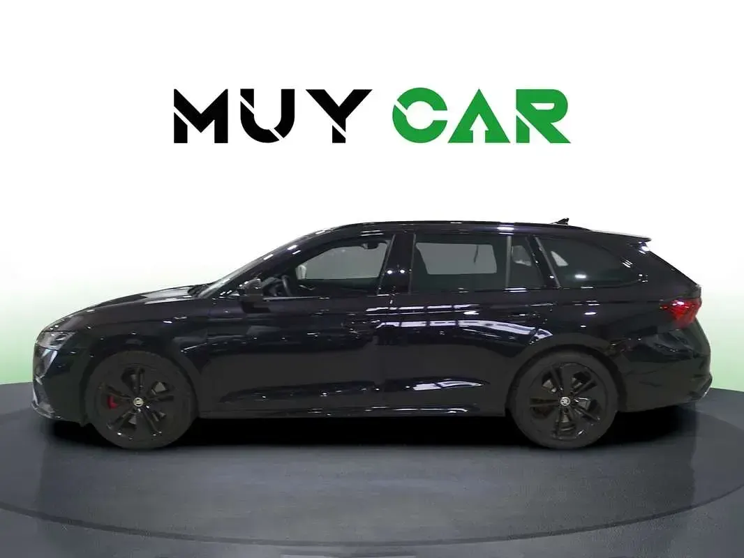 Usado Skoda Octavia RS 245 CV (180 kW) 2022 Negro Familiar