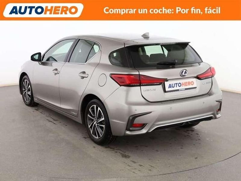 Usado Lexus CT200h 136 CV (100 kW) 2018 Plateado Utilitario