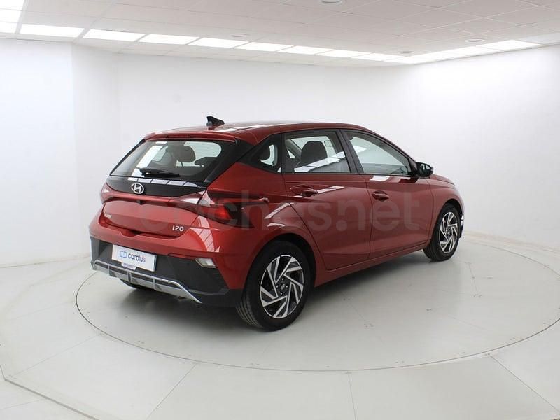 Usado Hyundai i20 84 CV (61 kW) 2023 Dragon red (perlado) Berlina