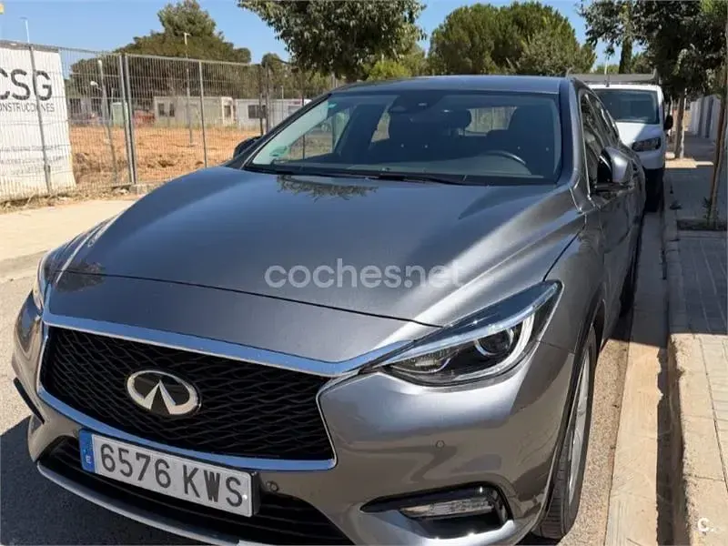 Usado Infiniti Q30 Premium 156 CV (114 kW) 2019 Gris / plata Berlina