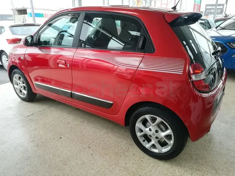 Usado Renault Twingo SE 70 CV (51 kW) 2016 Rojo Utilitario