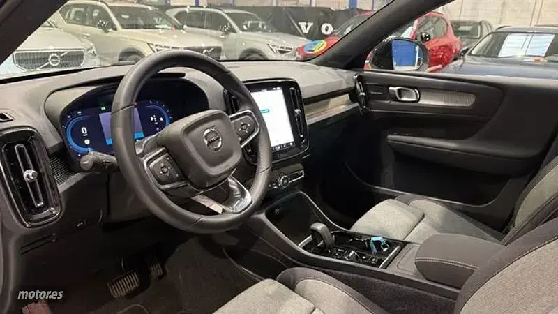 Usado Volvo XC40 Plus 163 CV (119 kW) 2024 Plateado SUV