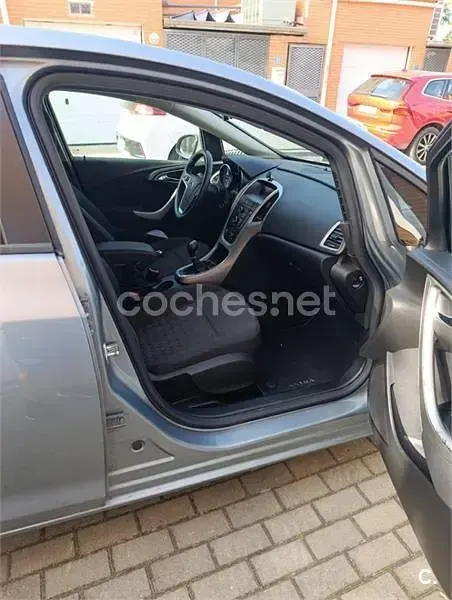 Usado Opel Astra Excellence 110 CV (80 kW) 2014 Gris / plata Familiar