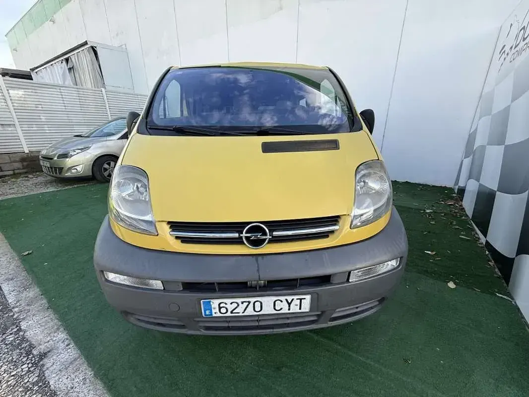 Usado Opel Vivaro 99 CV (72 kW) 2004 Amarillo Monovolumen