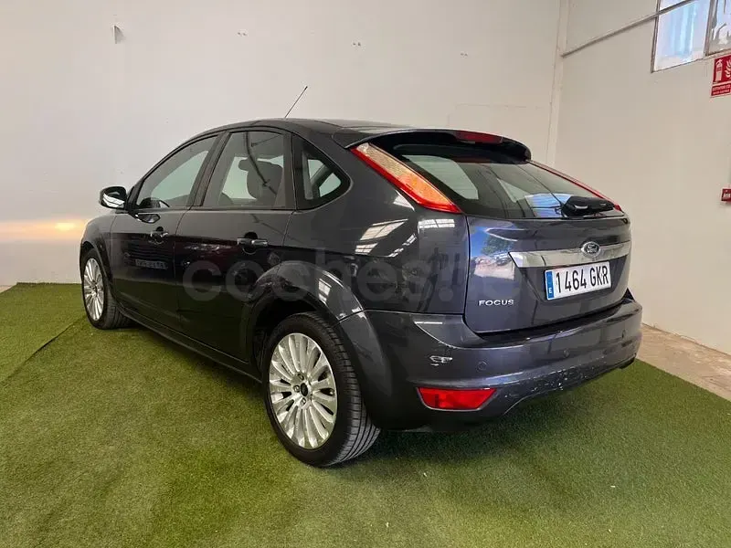 Usado Ford Focus Titanium 109 CV (80 kW) 2009 Gris / plata Berlina
