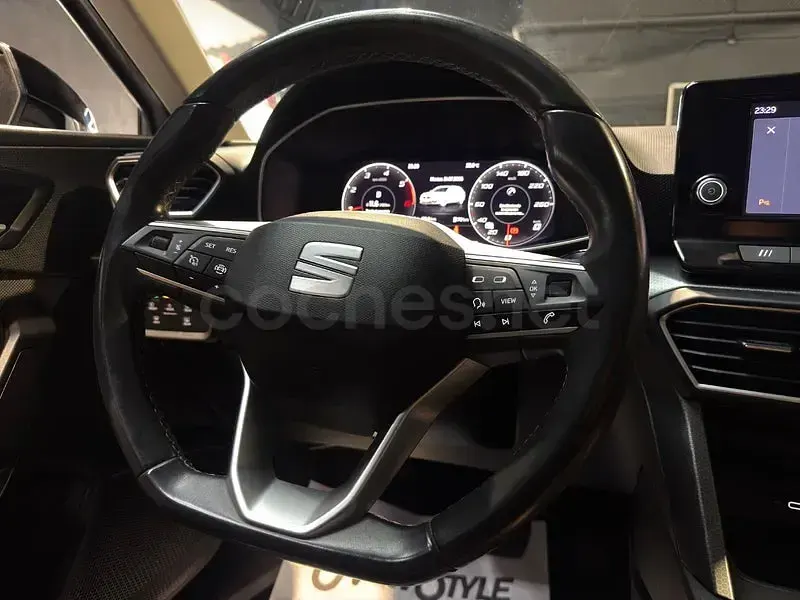 Usado Seat Leon Style 150 CV (110 kW) 2022 Gris / plata Familiar