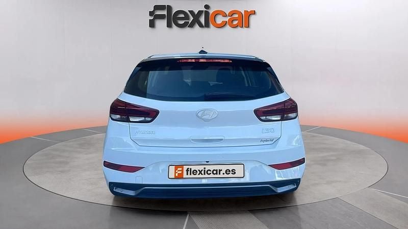 Usado Hyundai i30 121 CV (88 kW) 2024 Blanco Berlina