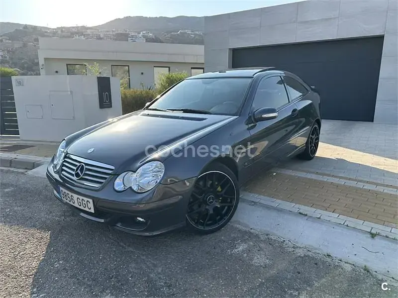 Usado Mercedes C200 122 CV (89 kW) 2007 Gris / plata Berlina