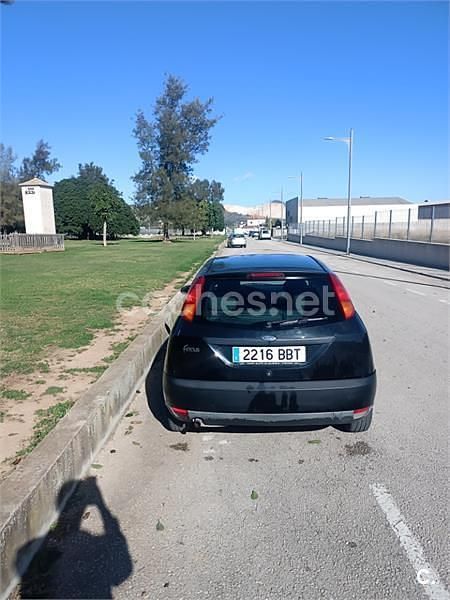 Usado Ford Focus Trend 100 CV (73 kW) 2002 Negro Berlina