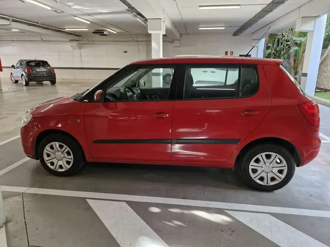 Usado Skoda Fabia 60 CV (44 kW) 2009 Rojo Utilitario