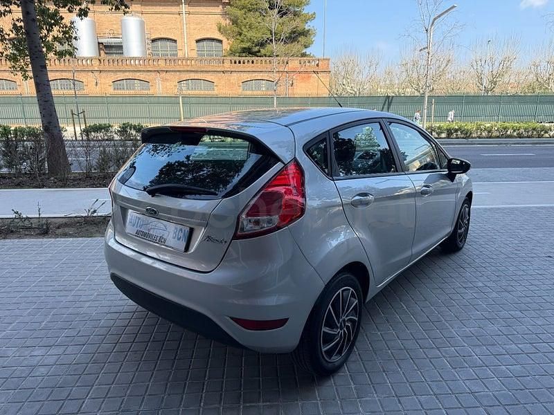 Usado Ford Fiesta Trend 82 CV (60 kW) 2015 Gris / plata Berlina