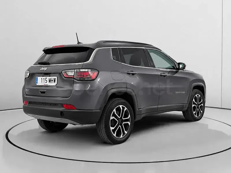 Usado Jeep Compass Limited 190 CV (139 kW) 2023 Gris / plata SUV
