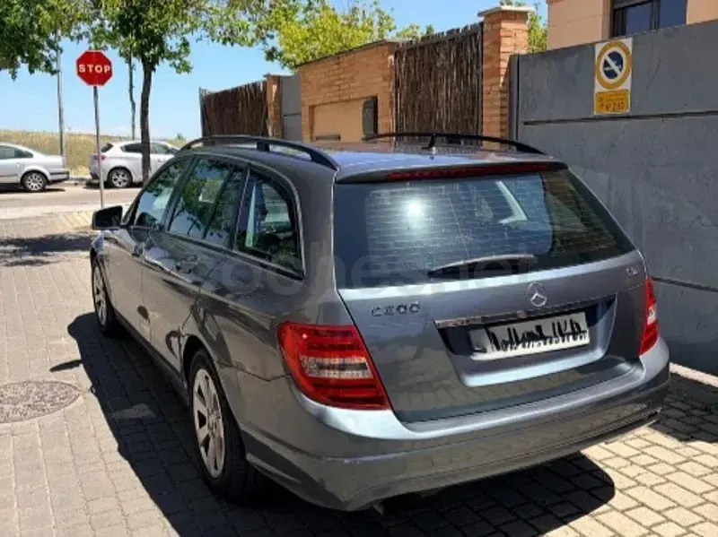 Usado Mercedes C200 Avantgarde 136 CV (100 kW) 2011 Gris / plata Familiar