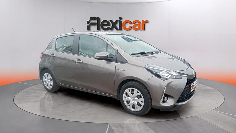 Usado Toyota Yaris Hybrid Active 100 CV (73 kW) 2019 Gris Berlina