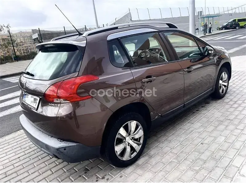 Usado Peugeot 2008 Active 82 CV (60 kW) 2014 Marrón SUV