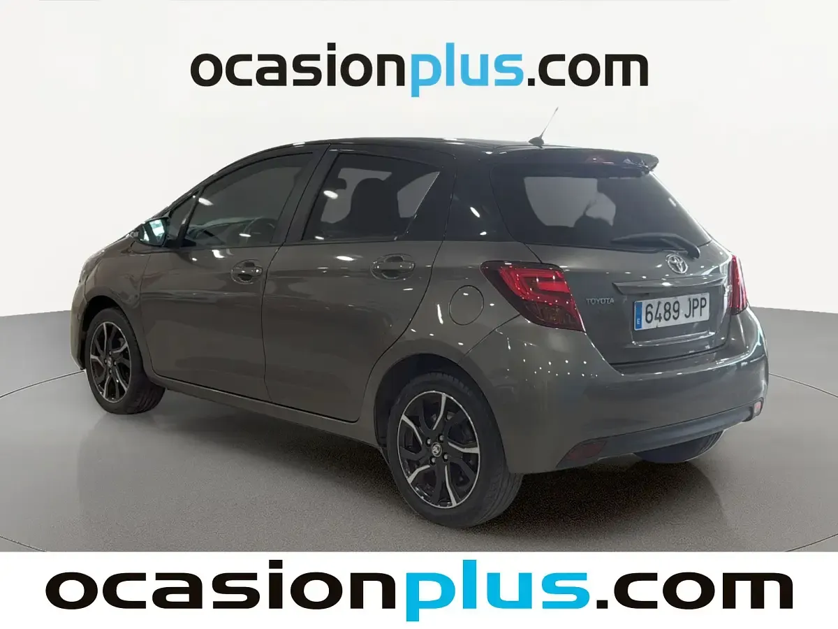 Usado Toyota Yaris 99 CV (72 kW) 2016 Gris Utilitario