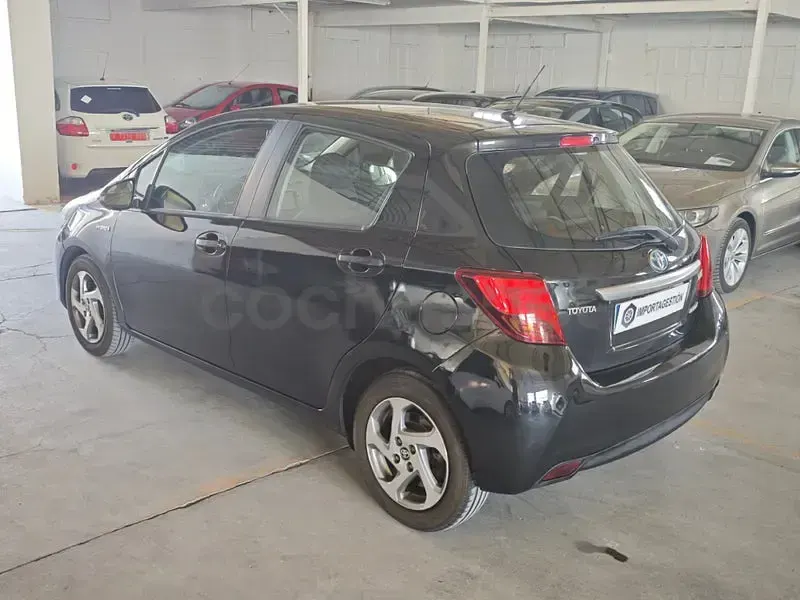 Usado Toyota Yaris Hybrid Active 100 CV (73 kW) 2015 Negro Berlina