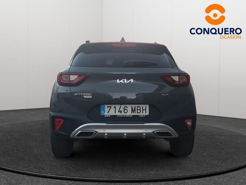 Usado Kia Stonic GT-Line 120 CV (88 kW) 2022 Gris / plata SUV
