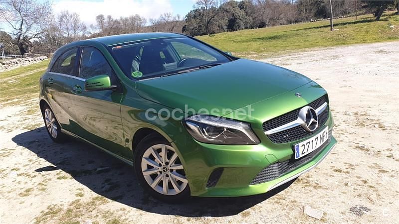 Usado Mercedes A180 109 CV (80 kW) 2018 Verde Berlina