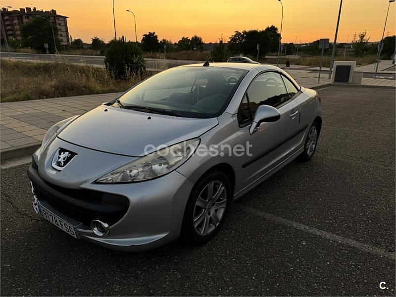 Gris / plata Usado 2007 Peugeot 207 CC Descapotable | 6900 € (Caro) - Imagen 1/4