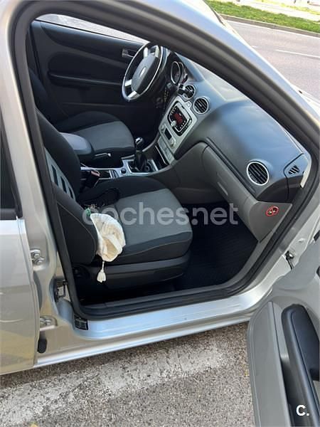 Usado Ford Focus Trend 109 CV (80 kW) 2009 Gris / plata Berlina