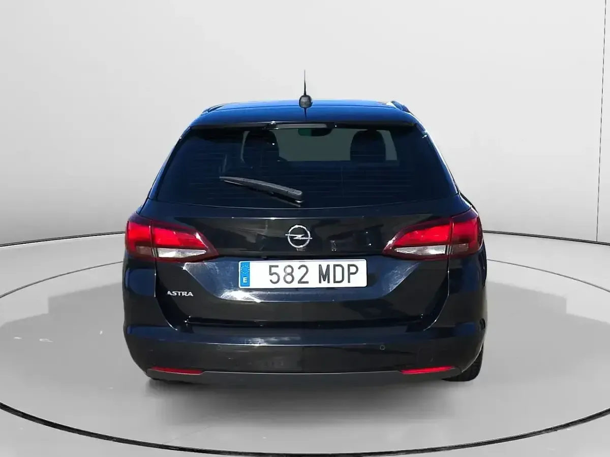 Usado Opel Astra Business Elegance 122 CV (89 kW) 2020 Negro Familiar