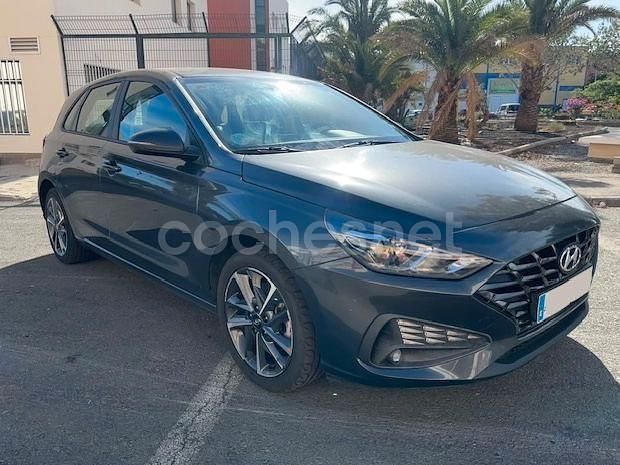 Usado Hyundai i30 110 CV (80 kW) 2021 Gris / plata Berlina