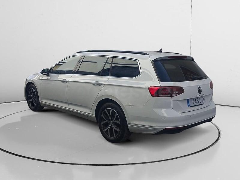 Usado VW Passat Executive 150 CV (110 kW) 2021 Blanco Familiar