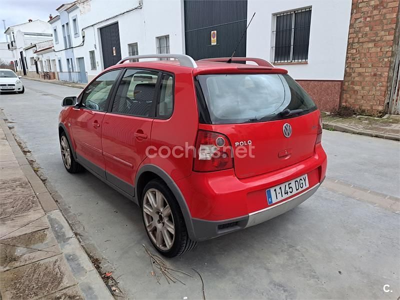 Usado VW Polo 100 CV (73 kW) 2005 Rojo Utilitario