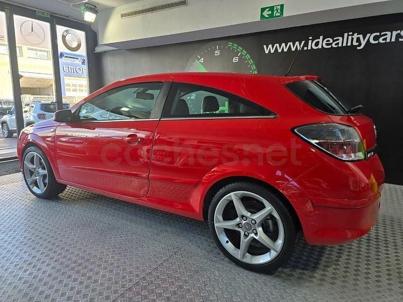 Usado Opel Astra GTC Sport 125 CV (91 kW) 2005 Rojo Berlina