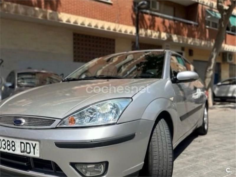 Usado Ford Focus Trend 100 CV (73 kW) 2004 Gris / plata Berlina