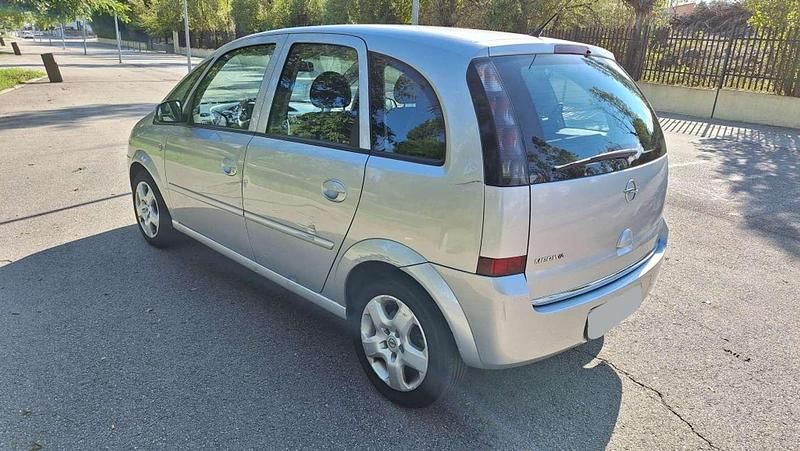 Usado Opel Meriva Enjoy 90 CV (66 kW) 2008 Plateado Monovolumen