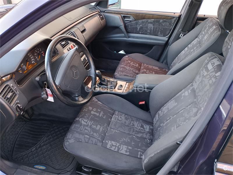 Usado Mercedes E280 Avantgarde 193 CV (141 kW) 1998 Azul Berlina