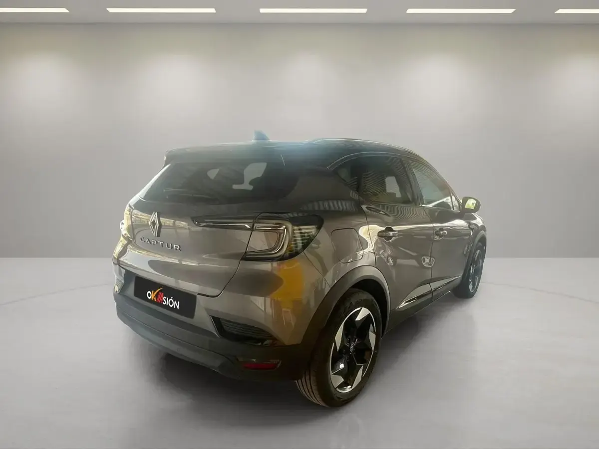 Usado Renault Captur Techno 100 CV (73 kW) 2025 Gris SUV