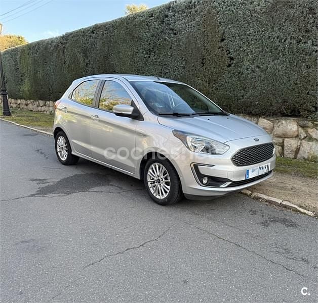 Usado Ford Ka Plus Ultimate 85 CV (62 kW) 2019 Gris / plata Utilitario