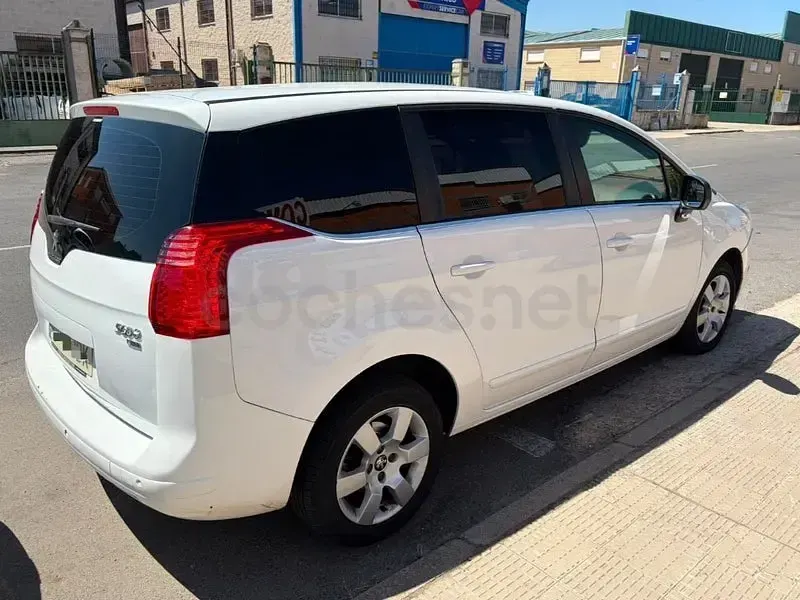 Usado Peugeot 5008 Style 120 CV (88 kW) 2015 Blanco Monovolumen