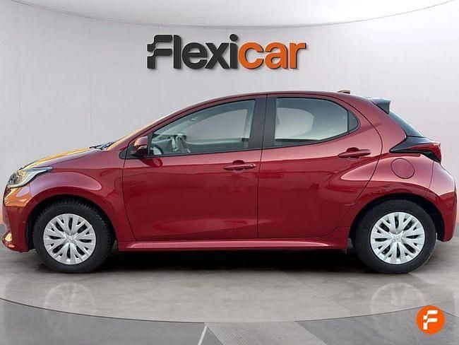 Usado Toyota Yaris Hybrid Active 116 CV (85 kW) 2023 Rojo Berlina