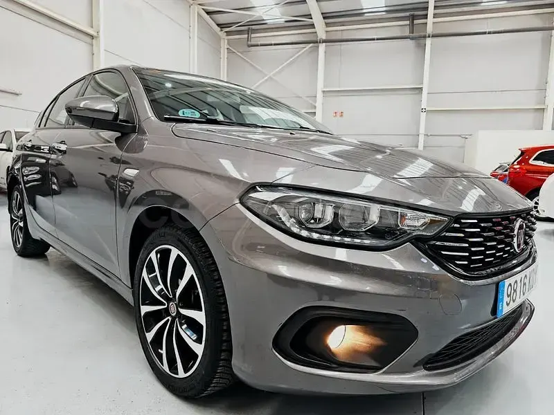Usado Fiat Tipo Lounge 95 CV (69 kW) 2017 Gris / plata Berlina
