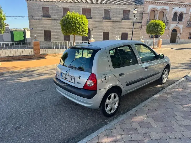 Usado Renault Clio II Business 70 CV (51 kW) 2009 Gris / plata Berlina