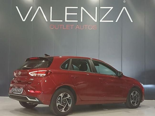 Usado Hyundai i30 100 CV (73 kW) 2024 Rojo Utilitario