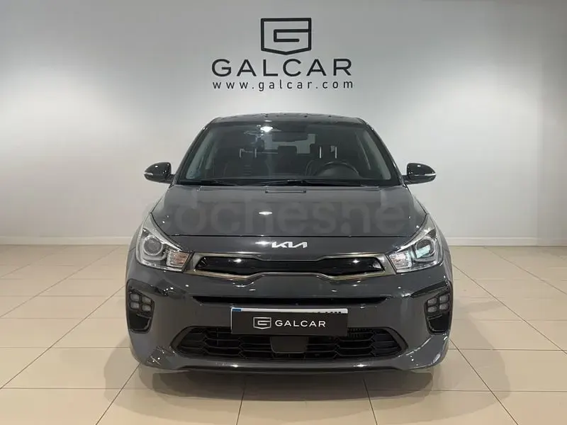 Usado Kia Rio GT-Line 120 CV (88 kW) 2023 Gris / plata Berlina