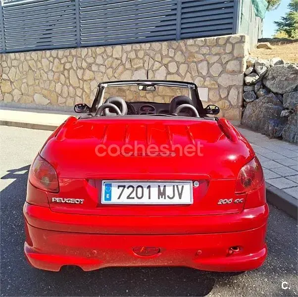 Usado Peugeot 206 CC 110 CV (80 kW) 2005 Rojo Descapotable
