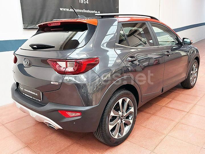 Usado Kia Stonic 120 CV (88 kW) 2018 Gris / plata SUV