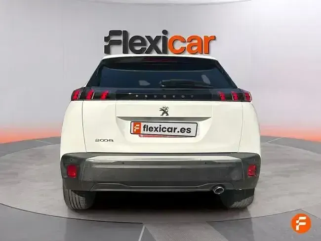 Usado Peugeot 2008 Allure 110 CV (80 kW) 2021 Blanco SUV